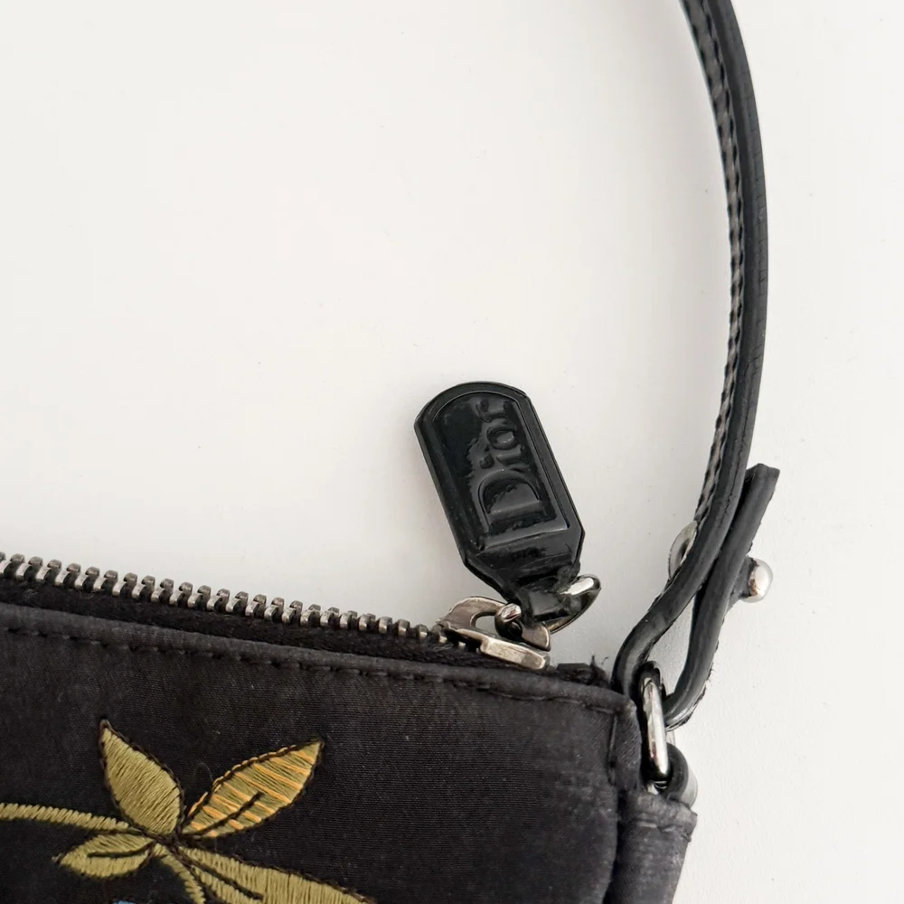 DIORバッグ Medium Dior Book Tote White and Black New York Embroidery